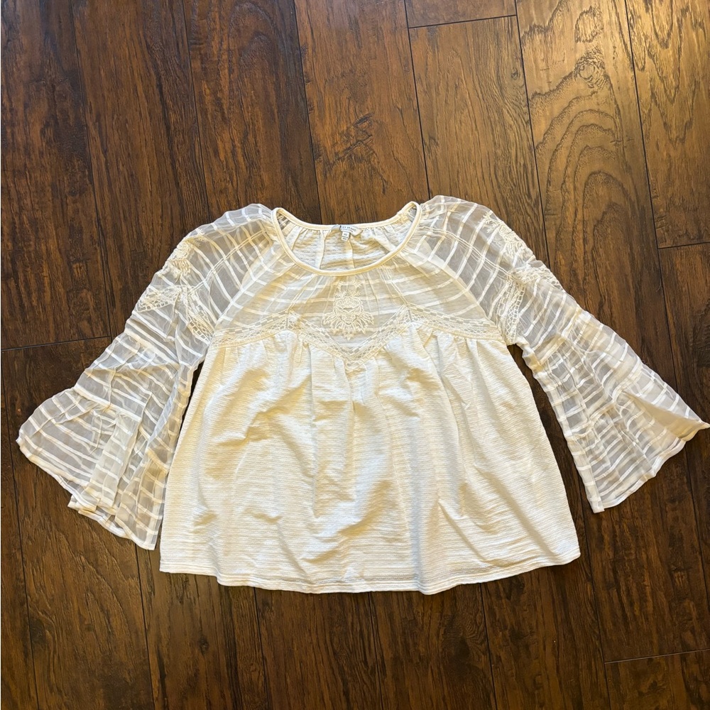 White flowy 3/4 sleeve shirt